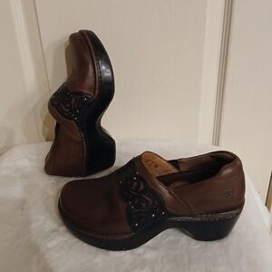 ARIAT Brown Clogs Tambour Leather Slip On Chunky Clogs Mule Studded Band 7 Boho